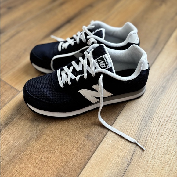 Women’s Retro New Balance Classic Sneakers, Navy and White Size 10 - Picture 2 of 8